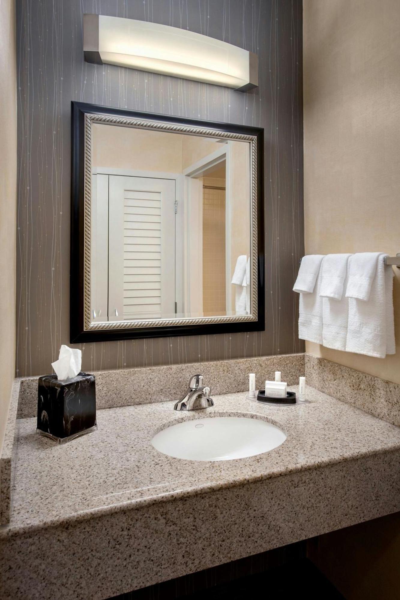 Courtyard By Marriott Hartford Windsor Airport Hotel Ngoại thất bức ảnh