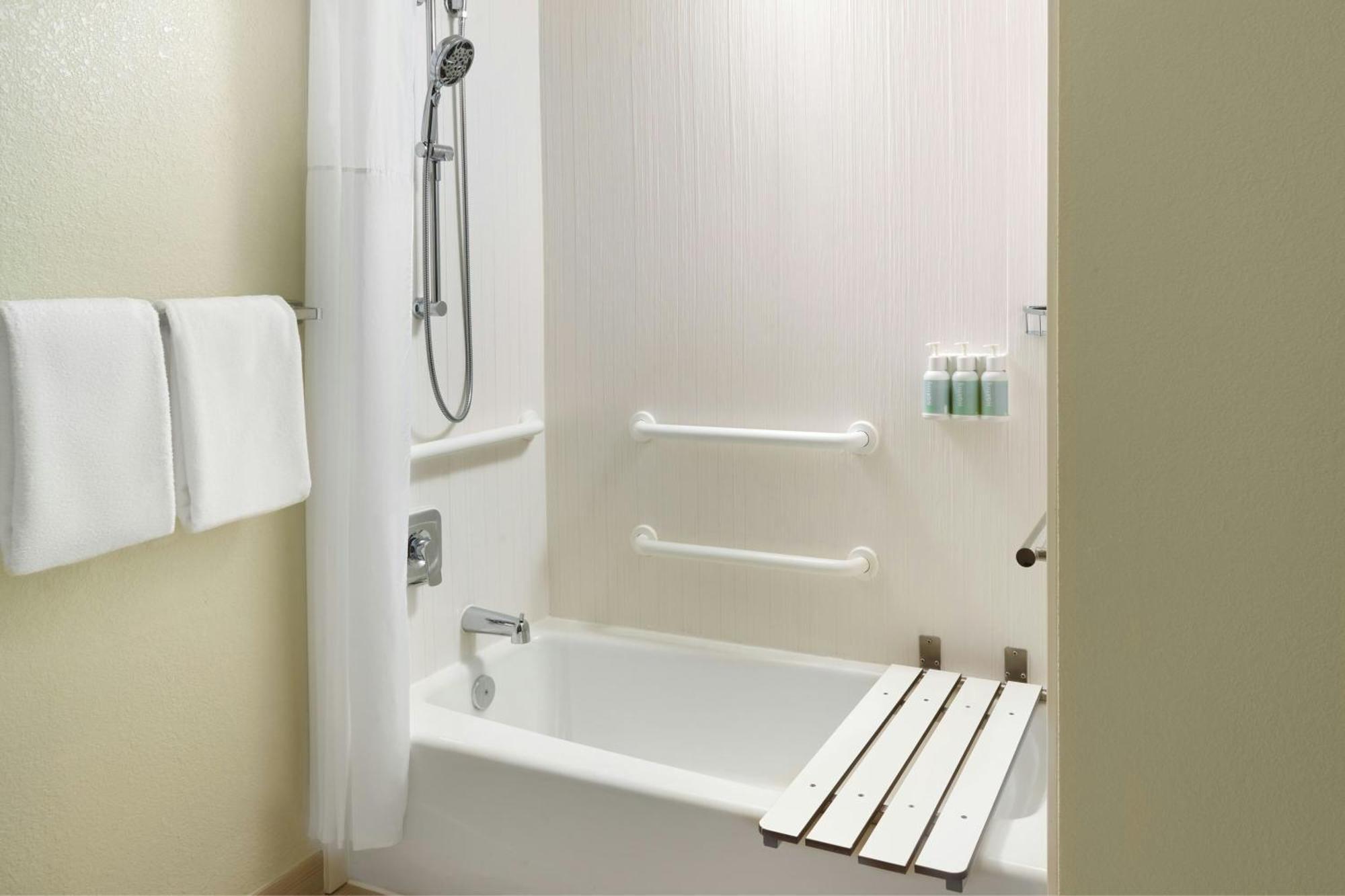 Courtyard By Marriott Hartford Windsor Airport Hotel Ngoại thất bức ảnh